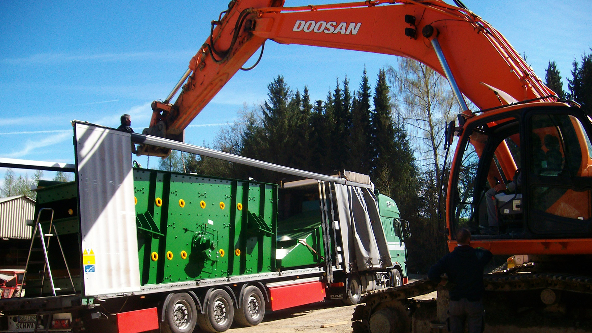 Selbst unsere Standard-Fahrzeuge für das tägliche Geschäft sind mit einem Hub-Schiebedach ausgestattet. Auch das Heckportal kann bis 3,50 m mechanisch verbreitert werden und ist auch unter Plane fahrbar.