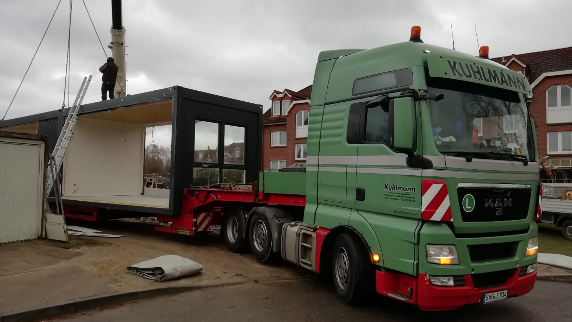 Der Container erobert die Welt. Schicke Raummodule für kurzfristig benötigten Wohnraum, Klassenräume und Kitas liegen voll im Trend.  Auch hierfür sind wir mit unseren Plateaufahrzeugen gut aufgestellt.