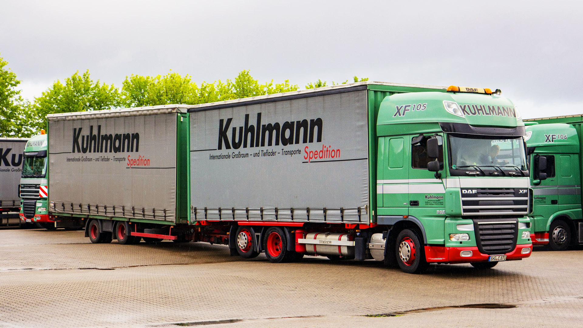 Der gute alte Jumbo-Gliederzug. Bei uns noch im Dienst.  15,50 Lademeter mit 120 m³ Volumen. Ideal für 30 Industriepaletten. Zum Beispiel für die Hohlglas Industrie und Automotiv. 