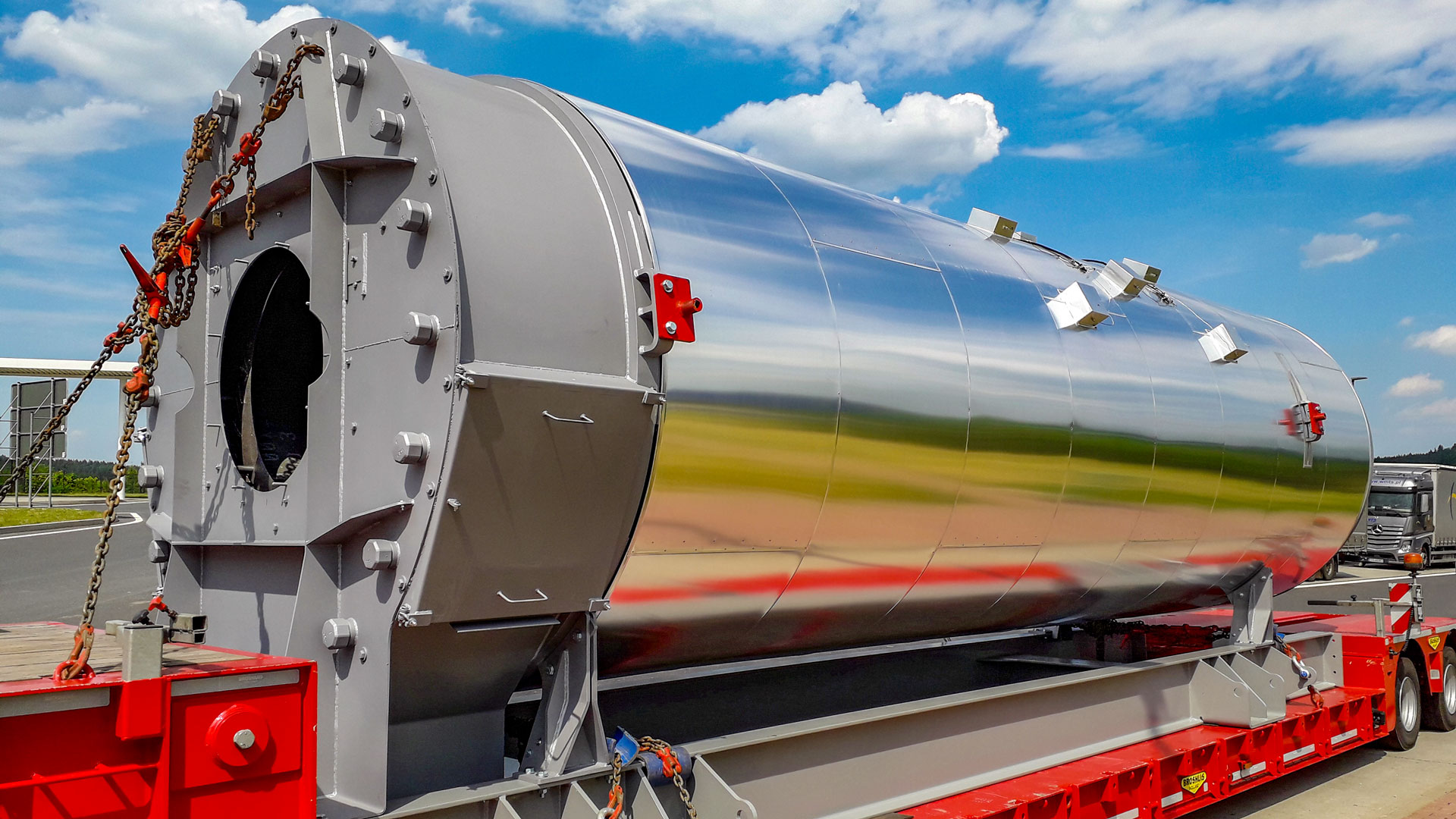 Nutzen Sie unser umfangreiches Fachwissen im Bereich Schwertransporte. Sie benötigen Transporte mit Überbreite, Überlange und Überhöhe? Ihre Waren erfordern den Einsatz spezieller Fahrzeuge?