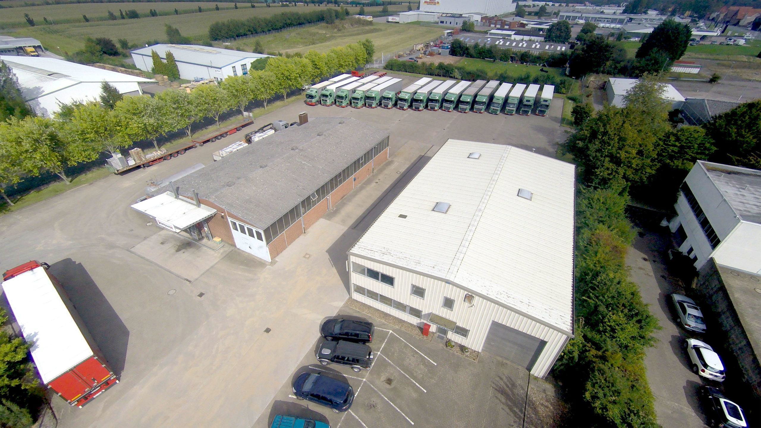   Mit einer Lagerfläche von ca. 1.500 m² und einer umzäunten Außenfläche von ca. 2.000 m² bieten wir Ihnen in Stadthagen eine Lagerfläche mit umfassenden Möglichkeiten.