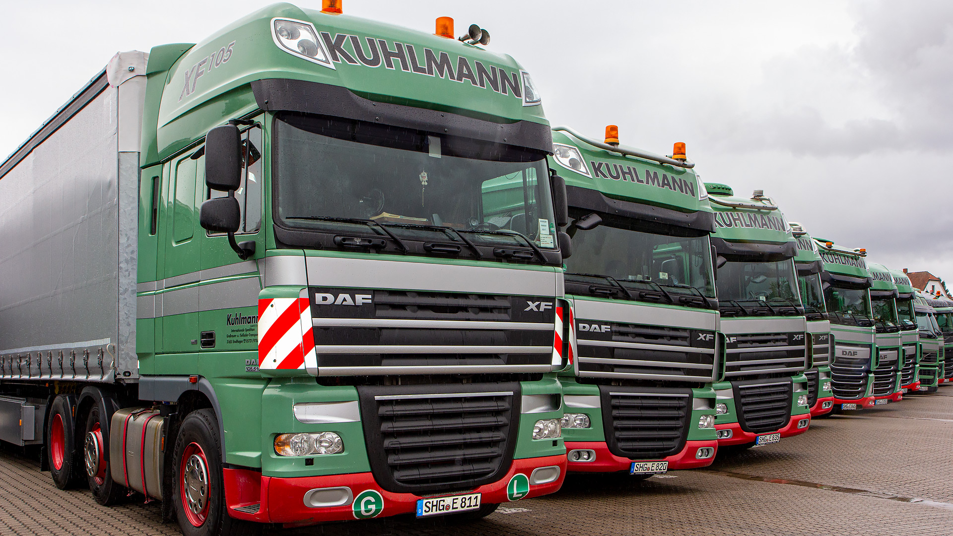 Wir reinigen Ihre Fahrzeuge mit einer Dreibürsten-Portal-Waschanlage.  Für eine optimale Reinigung steht vor Ort ein kompetenter Vorwäscher bereit, die gerne auf Ihre speziellen Wünsche eingehen. Damit es zu keinen langen Wartezeiten kommt, haben Sie selbstverständlich als Kunde Vorrang vor unseren firmeneigenen Fahrzeugen. Da es im Winter besonders wichtig ist, dass die Fahrzeuge von Salz und Schmutz befreit werden, haben wir in unserer Waschhalle eine Heizung installiert, um auch bei Minusgraden eine saubere Wäsche garantieren zu können.  Durch unseren Standort in unmittelbarer Nähe zur B65, sind wir für Sie schnell zu erreichen.