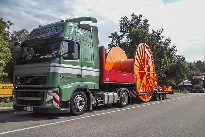 3 Achs-Semi Tieflader beim Transport einer Kabeltrommelspule